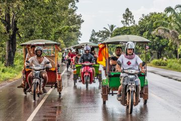 Teams of tuk tuks competing in the Cambo challenge