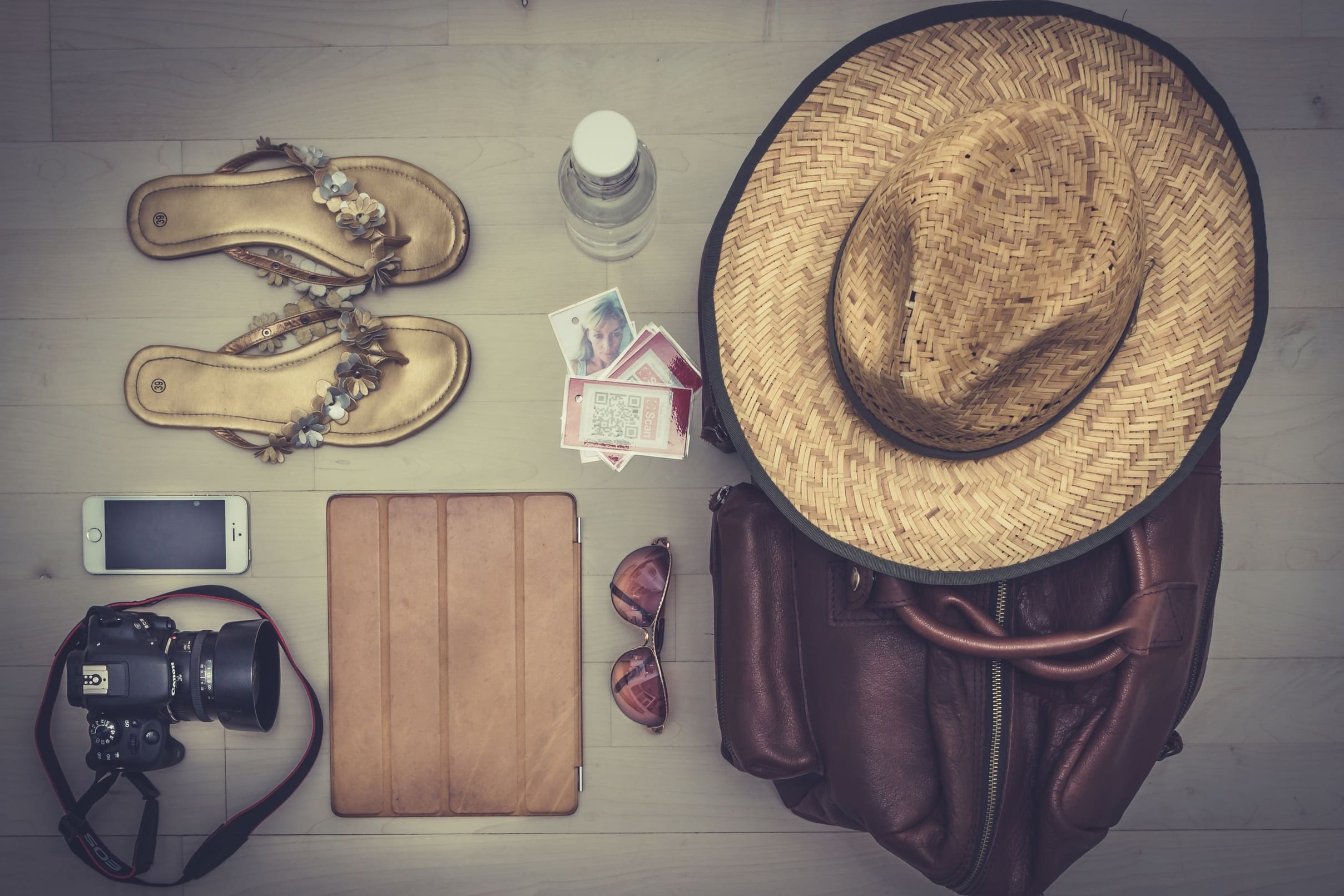 Ten Things to Carry in Your Handbag While Traveling